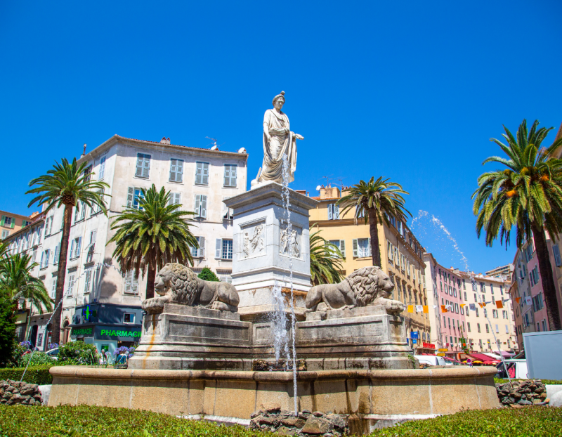 Parcourir la route Napoléon en camping-car - La statue de Napoléon à Ajaccio