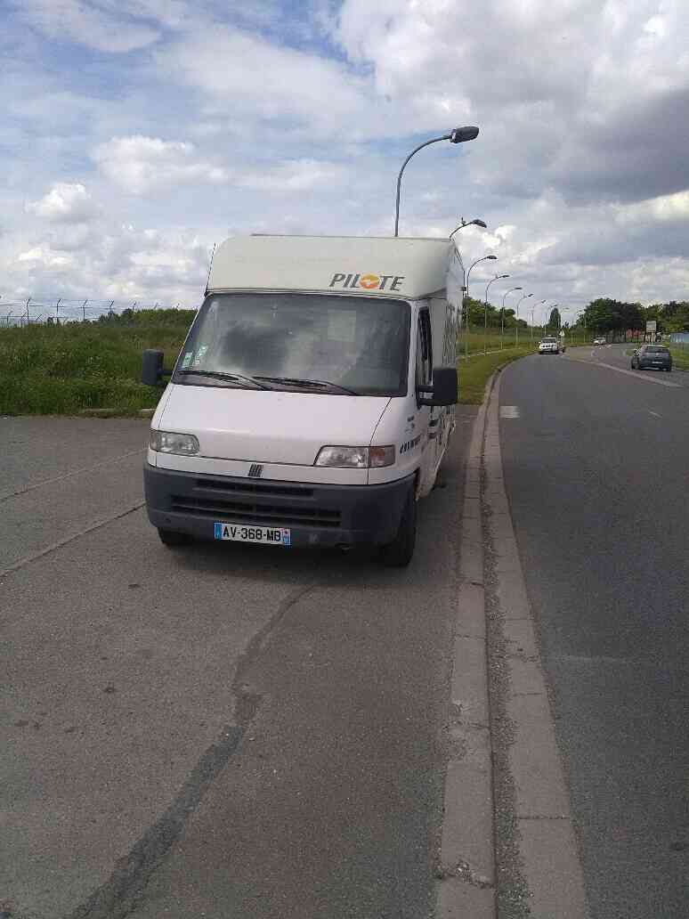 camping-car PILOTE FIRST F 32  extérieur / latéral gauche