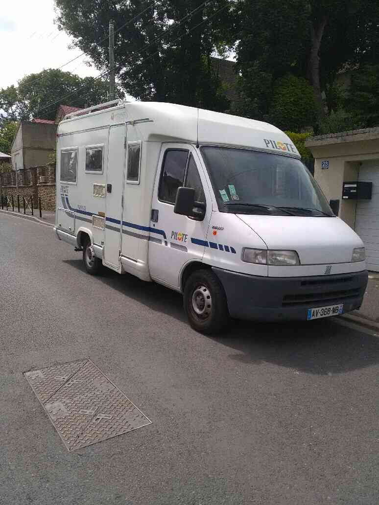 camping-car PILOTE FIRST F 32  extérieur / latéral droit