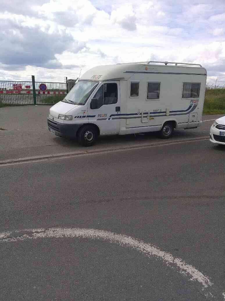 camping-car PILOTE FIRST F 32  extérieur / arrière