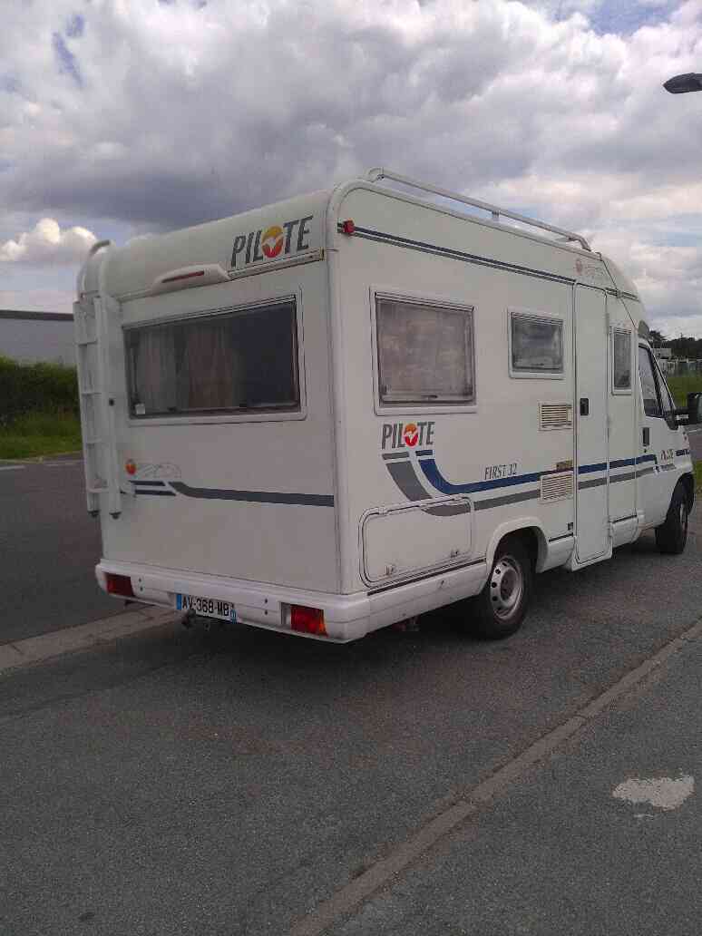 camping-car PILOTE FIRST F 32  intérieur / coin salon