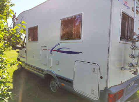 camping-car CHALLENGER   extérieur / latéral droit