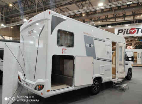 camping-car PILOTE P 746 GJ  extérieur / latéral gauche