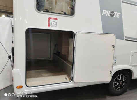 camping-car PILOTE P 746 GJ  extérieur / latéral droit