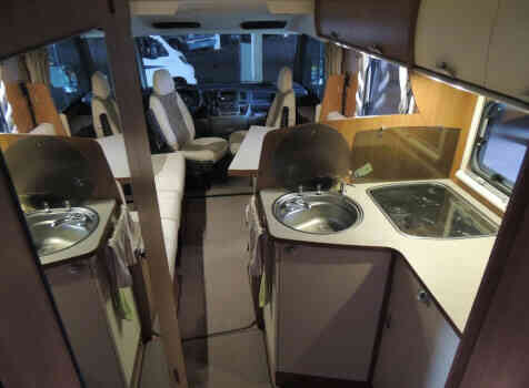camping-car ITINEO SB 720  intérieur  / coin cuisine
