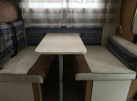 camping-car RIMOR SEAL 5  intérieur / coin salon