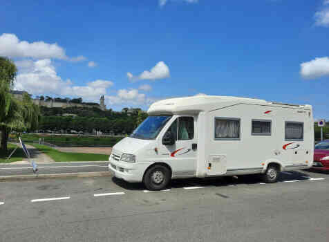 camping-car FLEURETTE GREBE  extérieur / face avant