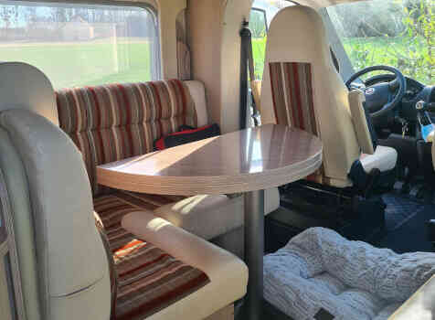 camping-car BURSTNER IXEO TIME IT 695  intérieur / coin salon