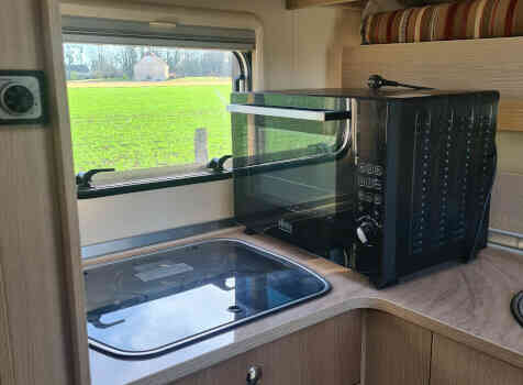 camping-car BURSTNER IXEO TIME IT 695  intérieur  / coin cuisine
