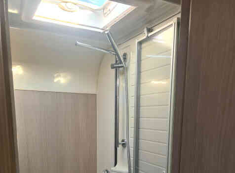 camping-car BURSTNER IXEO TIME IT 695  intérieur / salle de bain  et wc
