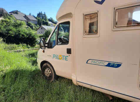 camping-car PILOTE P5  extérieur / latéral gauche