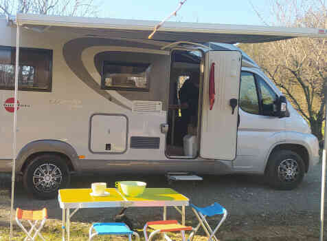 camping-car BURSTNER BREVIO T 645  extérieur / latéral droit