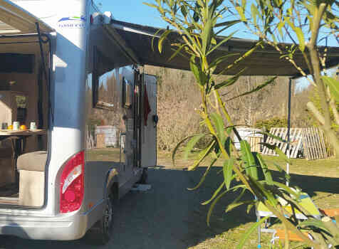 camping-car BURSTNER BREVIO T 645  extérieur / arrière