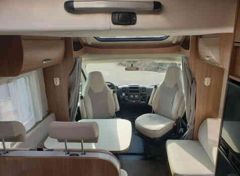 camping-car CARADO T 449  intérieur / coin salon