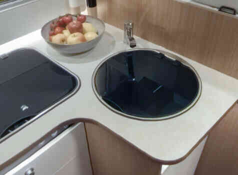 camping-car CARADO T 449  intérieur  / coin cuisine