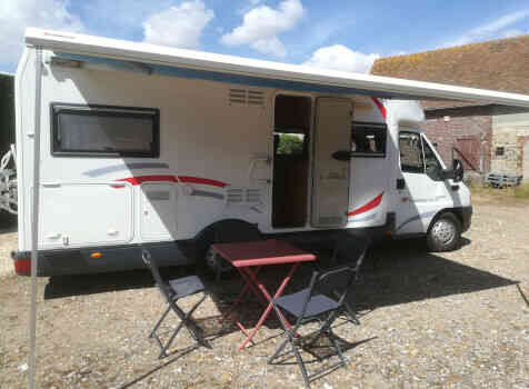 camping-car RIVIERA   extérieur / latéral droit