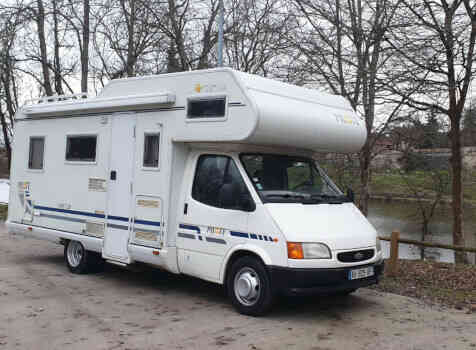 camping-car PILOTE FIRST 20  extérieur / face avant