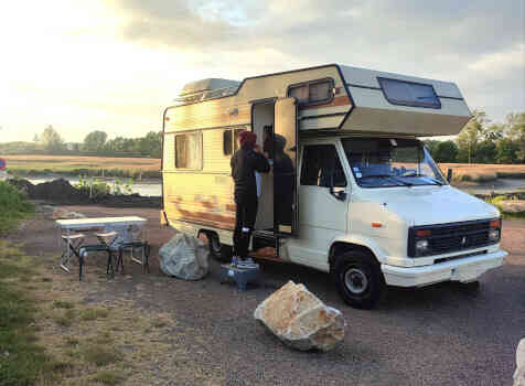 camping-car CITROEN C25  extérieur / face avant