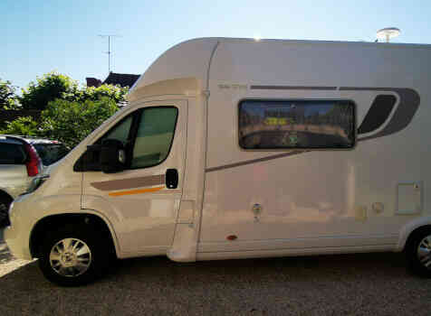 camping-car BAVARIA T 696 S   extérieur / latéral gauche