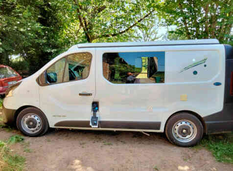 camping-car RENAULT TRAFIC   extérieur / latéral gauche
