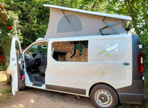 camping-car RENAULT TRAFIC   extérieur / latéral droit
