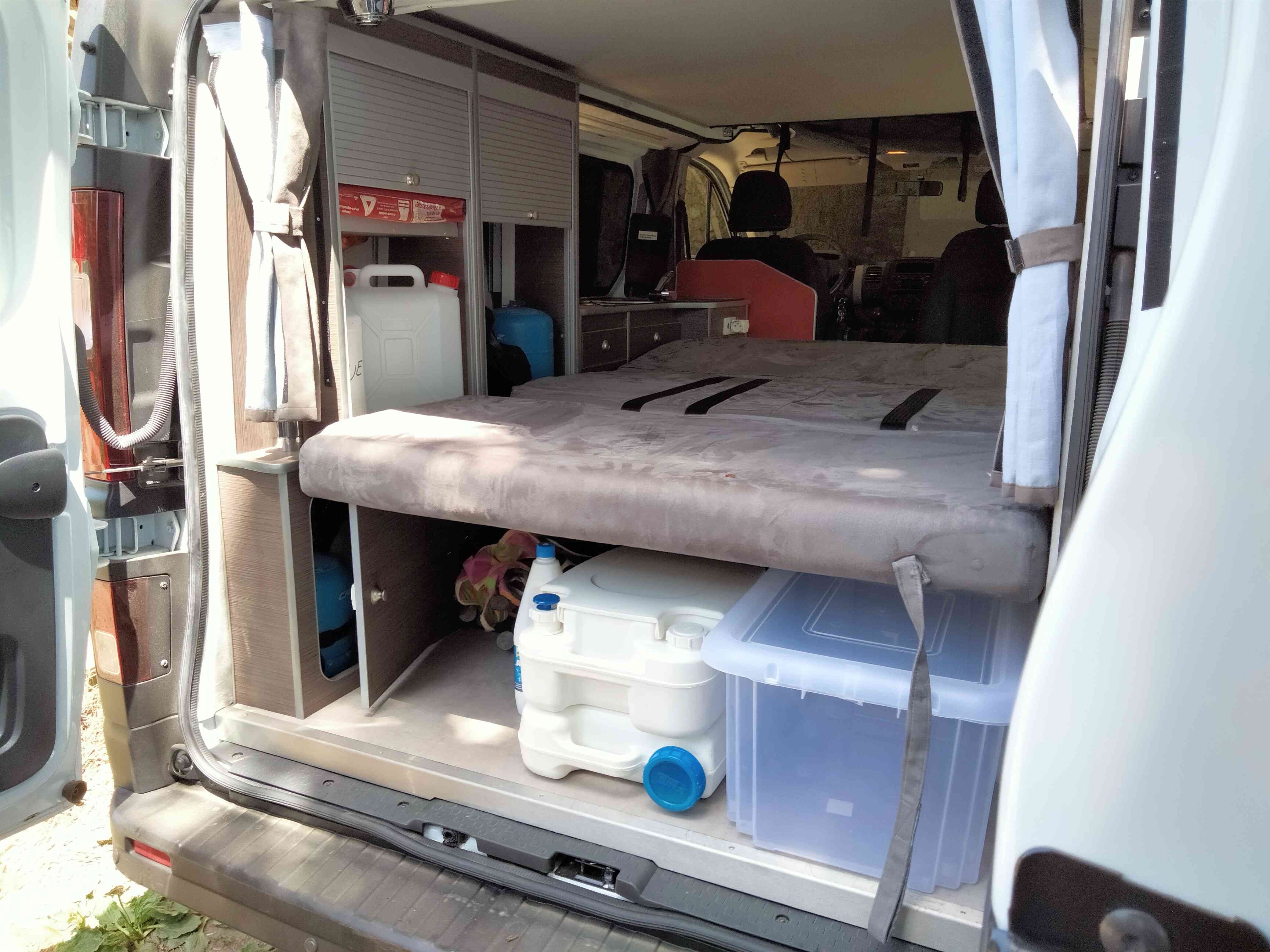 camping-car RENAULT TRAFIC   extérieur / arrière