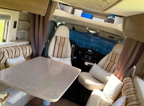 camping-car BURSTNER IT 586  intérieur / coin salon