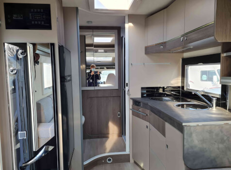 camping-car CHALLENGER GRAPHITE   intérieur  / coin cuisine