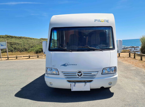 camping-car PILOTE REFERENCE G 692  extérieur / face avant