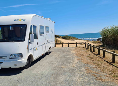camping-car PILOTE REFERENCE G 692  extérieur / latéral gauche