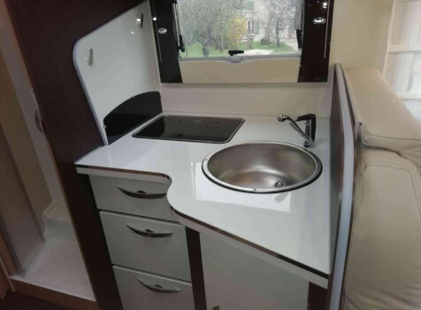 camping-car MC LOUIS YEARLING 89G  intérieur  / coin cuisine