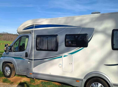 camping-car CHAUSSON FLASH 08  extérieur / latéral gauche