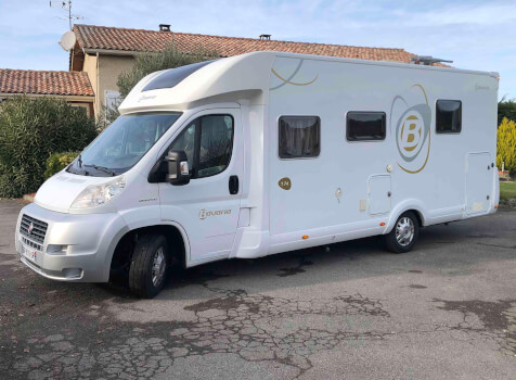 camping-car BAVARIA T 74  extérieur / latéral gauche