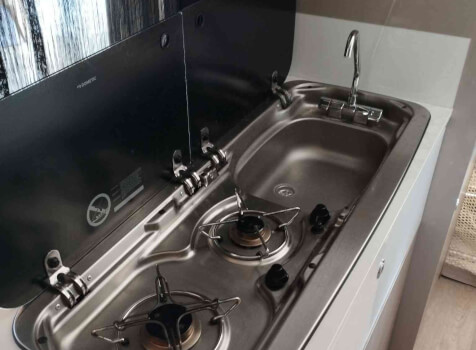 camping-car CHALENGER VANY 11  intérieur  / coin cuisine