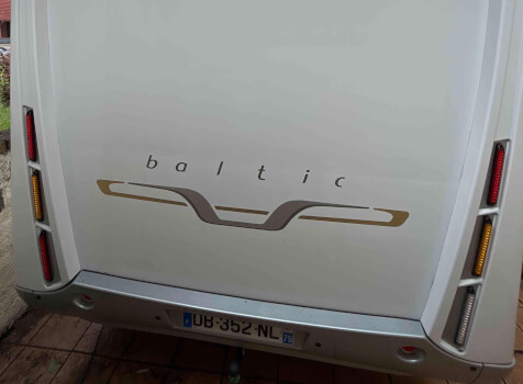 camping-car BAVARIA BALTIC I 690 LC  extérieur / arrière