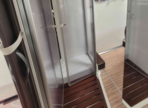 camping-car BENIMAR TESSORO  intérieur / salle de bain  et wc