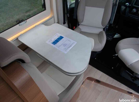 camping-car RAPIDO V 68  intérieur / coin salon