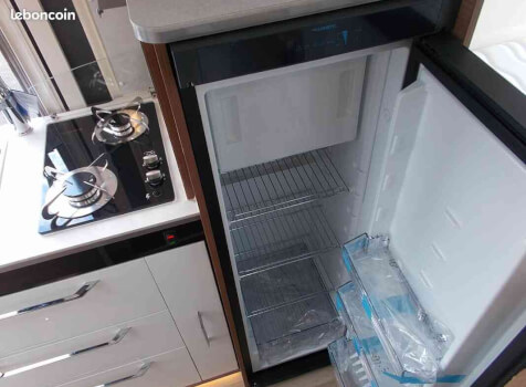 camping-car RAPIDO V 68  intérieur  / coin cuisine