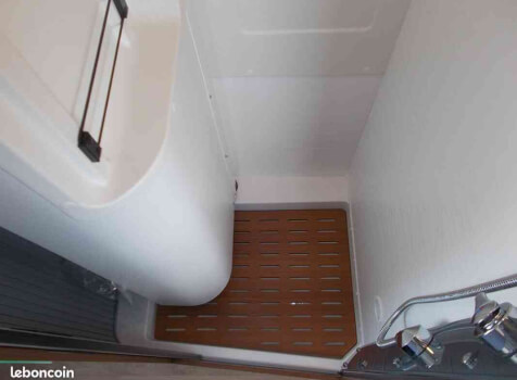 camping-car RAPIDO V 68  intérieur / salle de bain  et wc