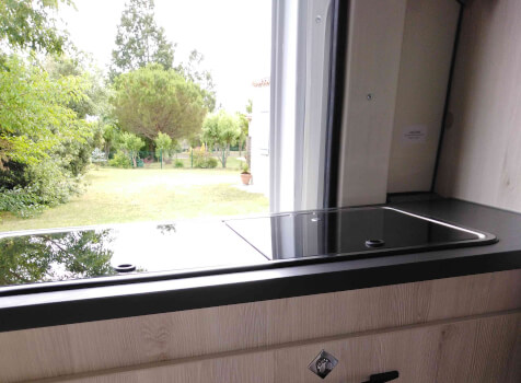 camping-car FONT VENDOME LEADER VAN  intérieur  / coin cuisine