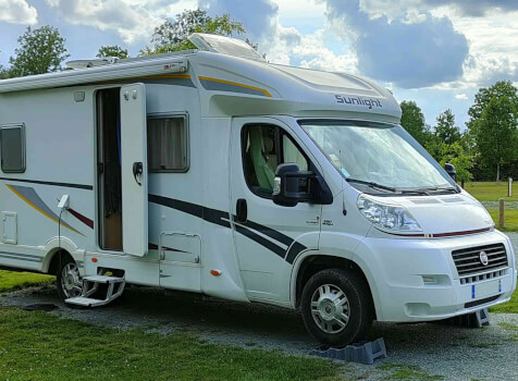 camping-car SUNLIGHT T63  extérieur / latéral gauche