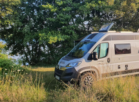 camping-car CHAUSSON V 594  extérieur / latéral gauche