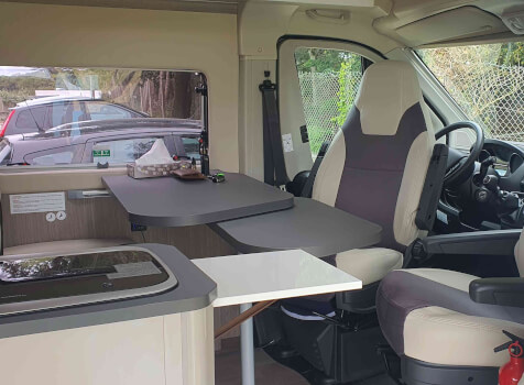 camping-car CHAUSSON V 594  intérieur / coin salon