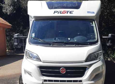 camping-car PILOTE P746 C ESSENTIEL  extérieur / face avant