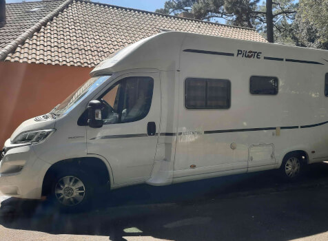 camping-car PILOTE P746 C ESSENTIEL  extérieur / latéral gauche