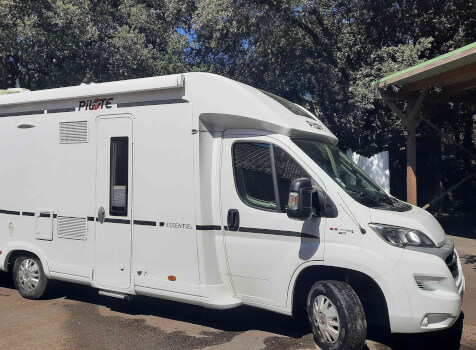 camping-car PILOTE P746 C ESSENTIEL  extérieur / latéral droit