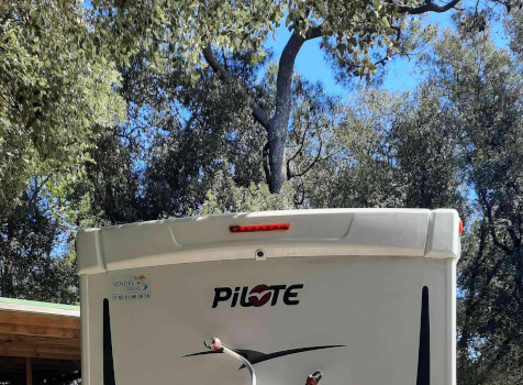 camping-car PILOTE P746 C ESSENTIEL  extérieur / arrière