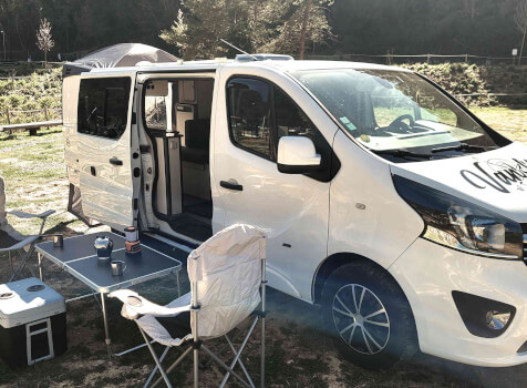 camping-car VIVARO  extérieur / face avant