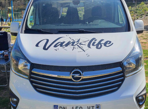 camping-car VIVARO  extérieur / latéral gauche