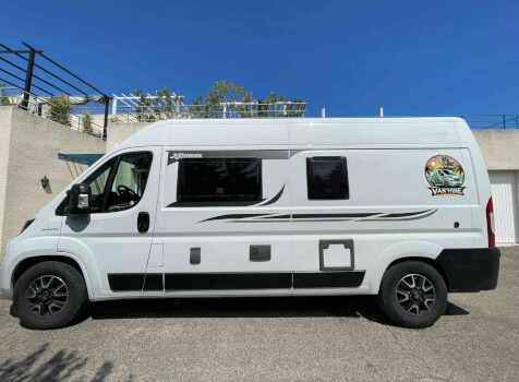 camping-car MC LOUIS  YEARLING VAN 3 MENFYS   extérieur / latéral gauche